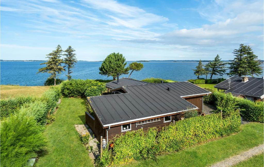 una vista aérea de una casa con el océano detrás de ella en Lovely Home In Faaborg With House Sea View, en Faaborg