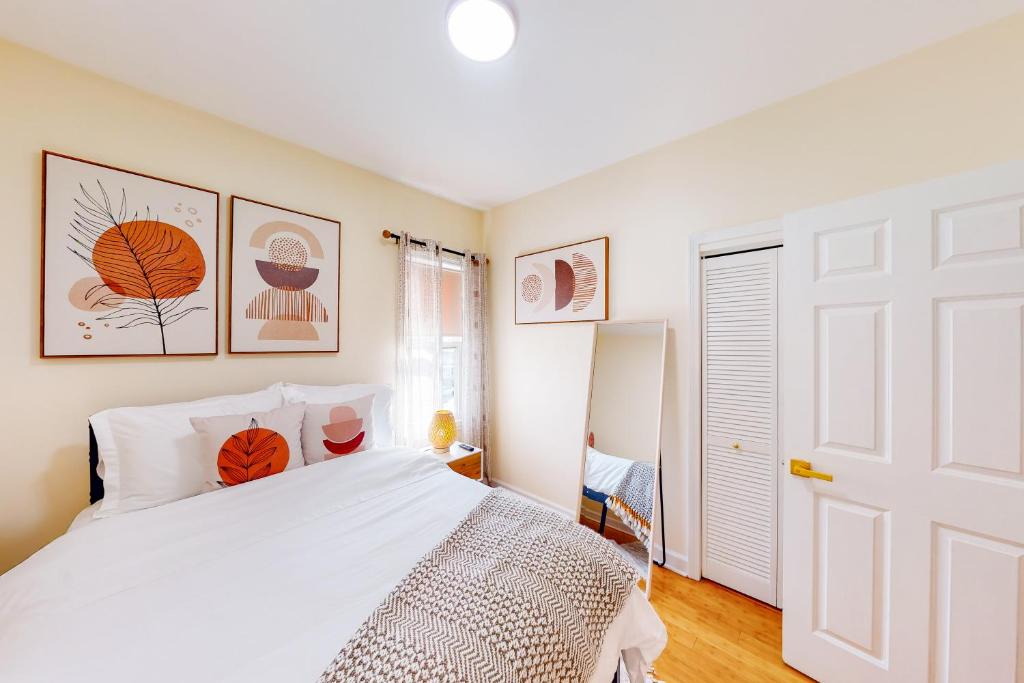 um quarto com uma cama branca e uma porta branca em Five75 Lux BOS - Boho Chic em Boston