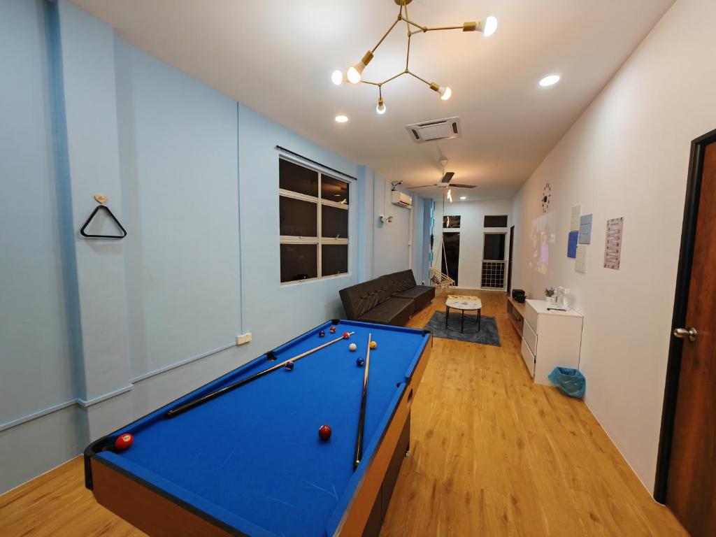 ein Wohnzimmer mit einem Billardtisch in der Unterkunft 4min walk to Jonker/Town 16 ~20 pax Dart & Snooker in Malakka
