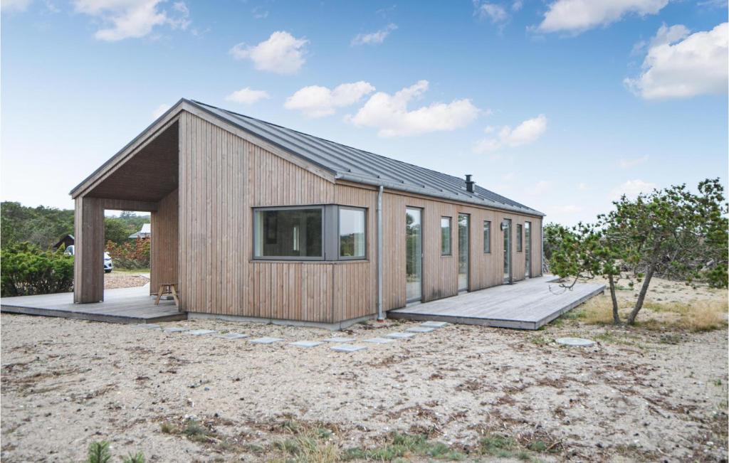 een klein huis met een houten buitenkant bij Amazing Home In Anholt With Wifi in Anholt