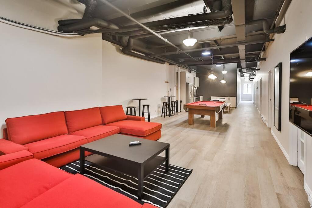 Apartment FREE PARKING UNIQUE in the Heart of City Pool Table