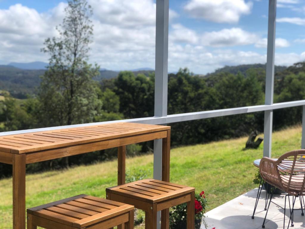 einen Tisch und Stühle auf einer Veranda mit Aussicht in der Unterkunft Tiny Nerak in Nethercote
