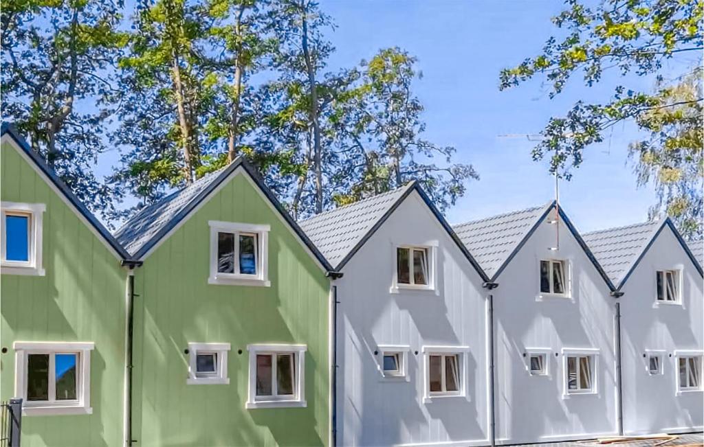 a row of houses with green and white at Cozy Home In Miedzywodzie With Wifi in Międzywodzie