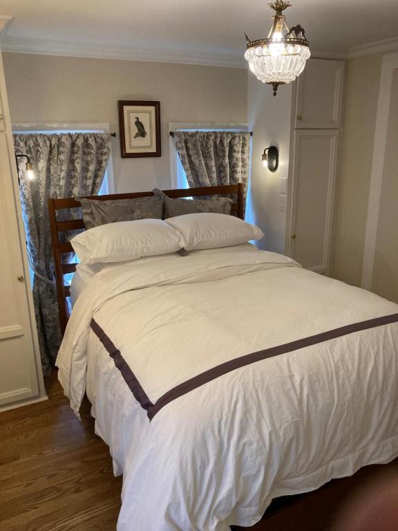 En eller flere senge i et værelse på Pineapple House, Spacious 1st Floor Apartment! City Center! 96 Walk Score! FREE parking!