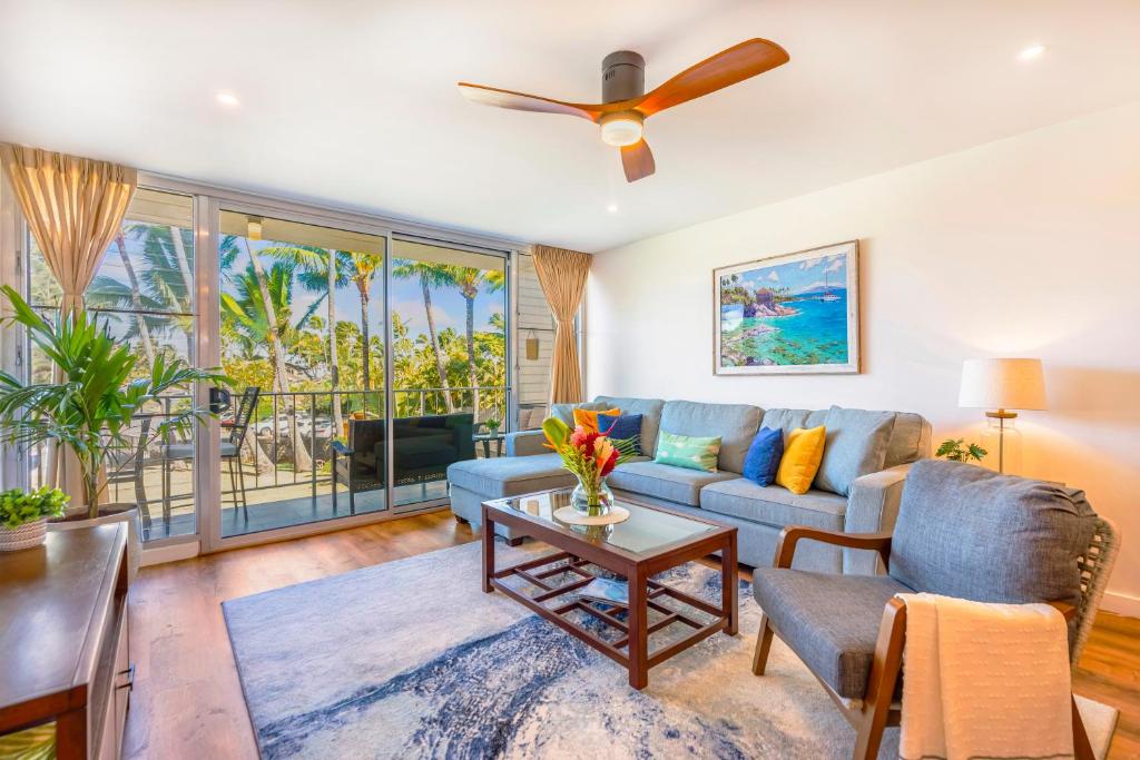 ein Wohnzimmer mit einem Sofa und einem Tisch in der Unterkunft RARE Upscale Oasis - 2 Bed,2 Bath - Kuau Plaza - Paia in Paia