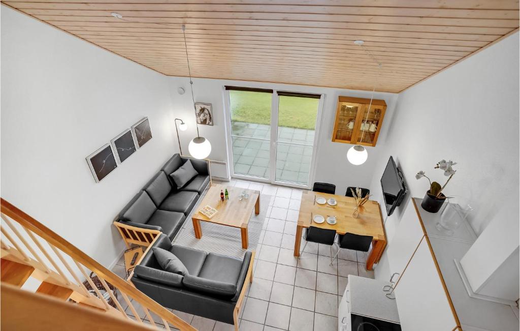 Posezení v ubytování Cozy Home In Nørre Nebel With Wifi