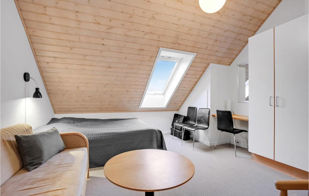 Posezení v ubytování Cozy Home In Nørre Nebel With Wifi