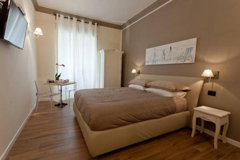 ローマにあるRome Eternal Cityのベッドルーム(ベッド1台、テーブル付)