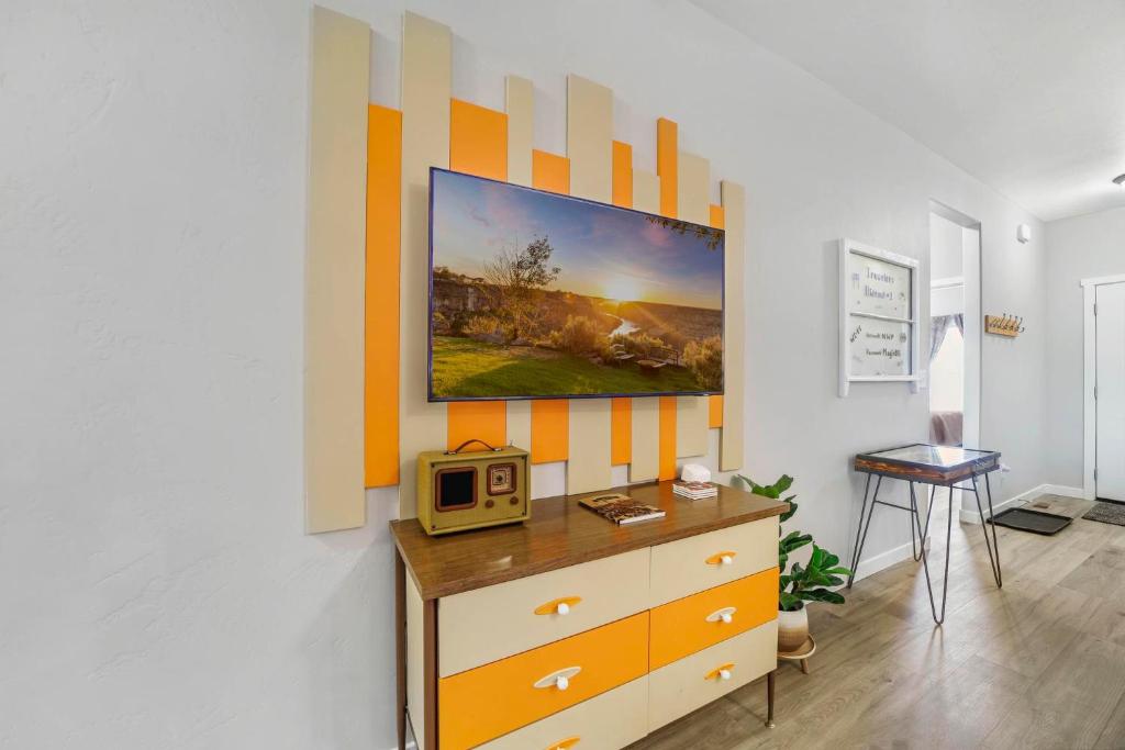 um quarto com uma cómoda e uma televisão na parede em Travelers Hideout #1 em Twin Falls