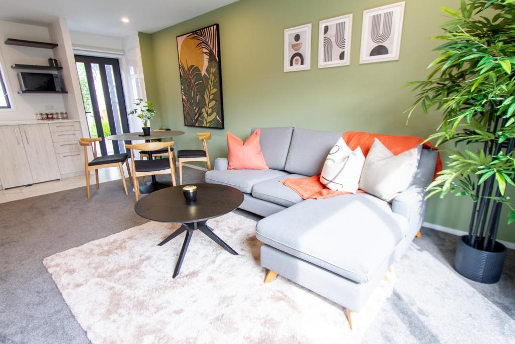 sala de estar con sofá y mesa en Sunny townhouse Central city 2 bedroom, en Christchurch