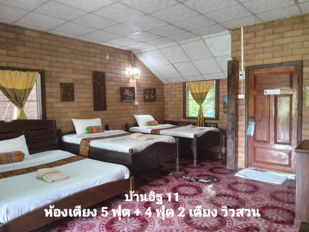 Postel nebo postele na pokoji v ubytování เรือนแฝด Brook view