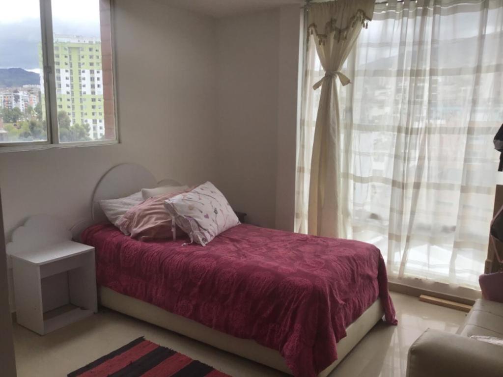 - une chambre avec un lit et une fenêtre dans l'établissement Habitación para viajero, à Pasto