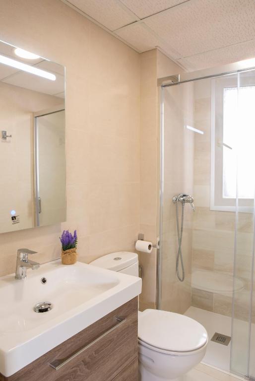 A bathroom at Sea view apartment, shared pools, Estepona, 60 m²