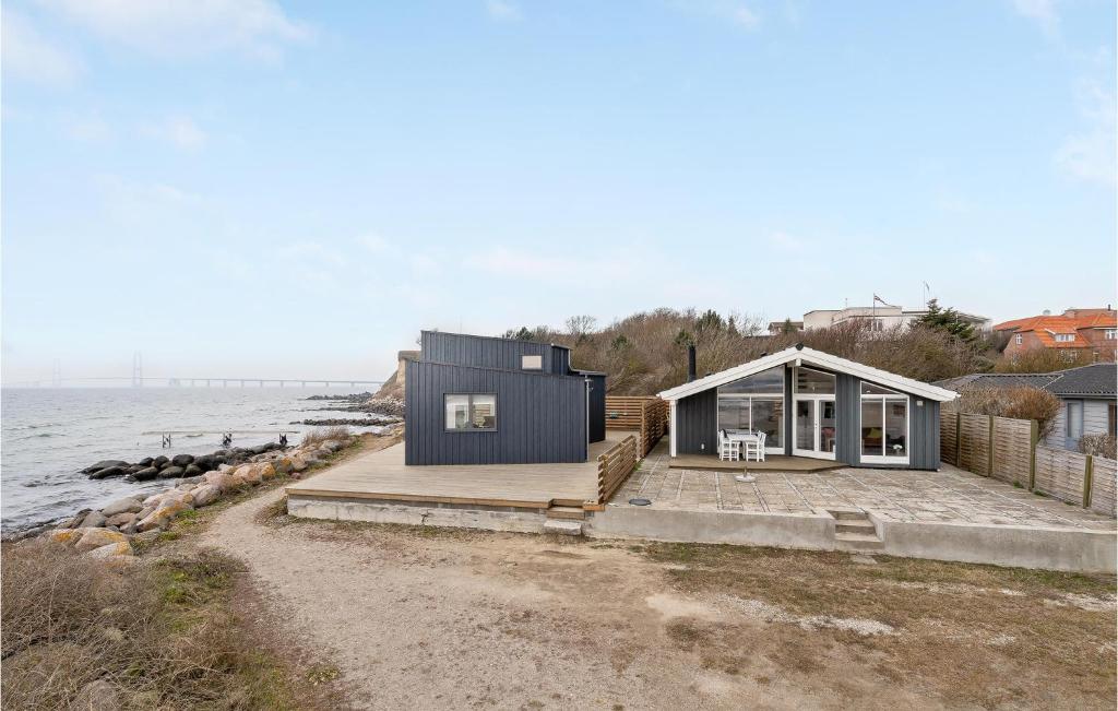 mały czarny dom na brzegu wody w obiekcie Lovely Home In Korsr With Kitchen w mieście Korsør