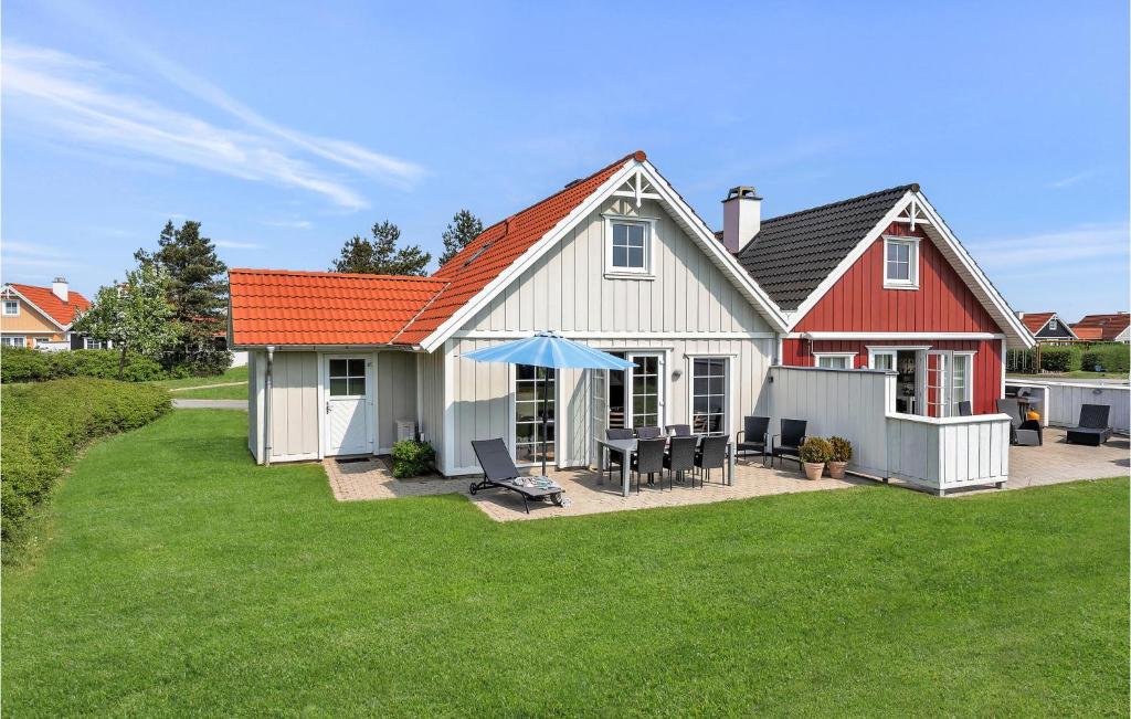uma casa branca com um telhado laranja e um quintal em Cozy Home In Brenderup Fyn With Wifi em Bro