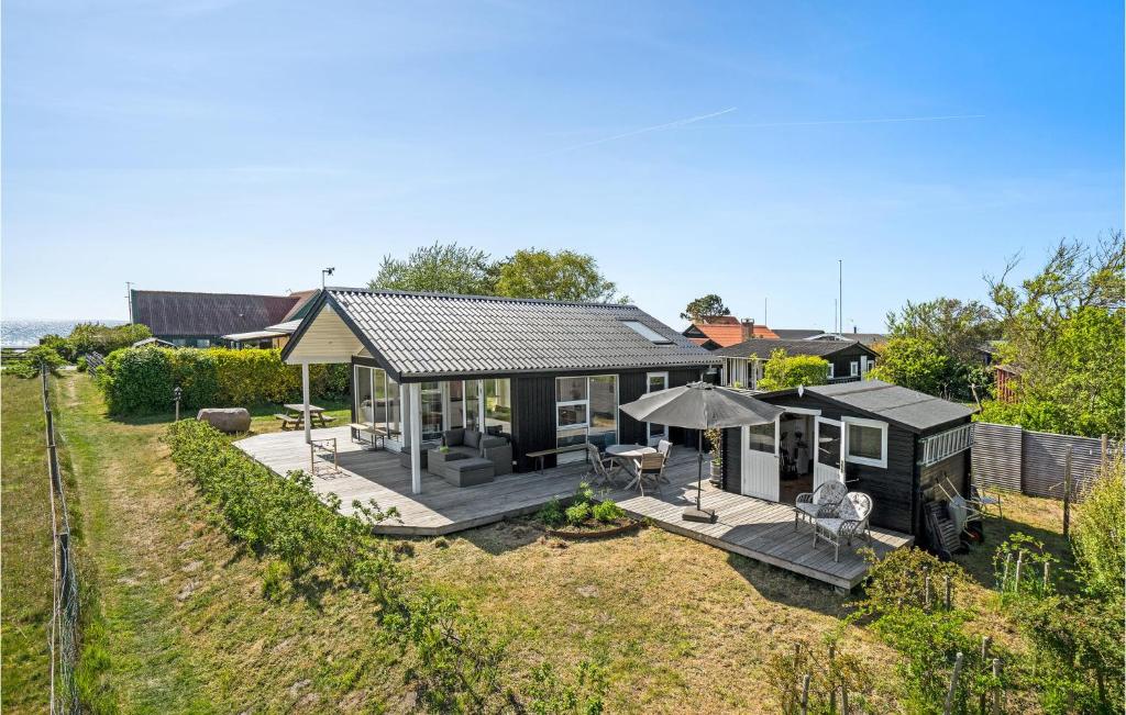 uma vista aérea de uma casa com um deque em 1 Bedroom Nice Home In Grlev em Gørlev