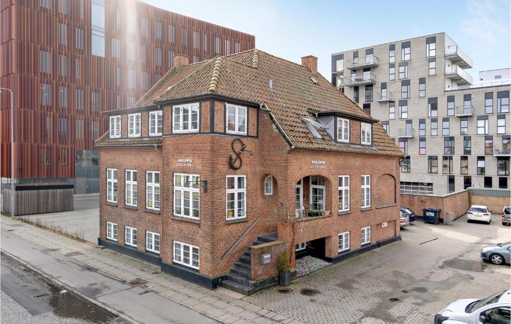 un vecchio edificio di mattoni rossi con un orologio sopra di Lovely Home In Kolding With House A Panoramic View a Kolding