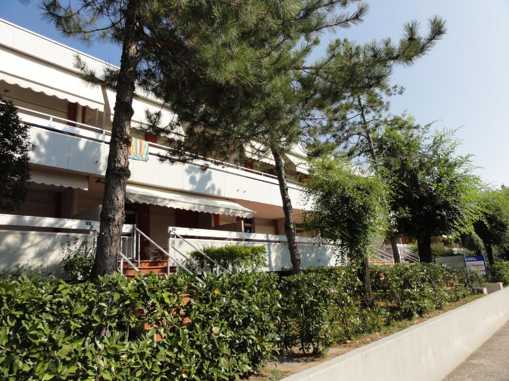 比比翁的住宿－Condominio Auriga，前面有树木的建筑