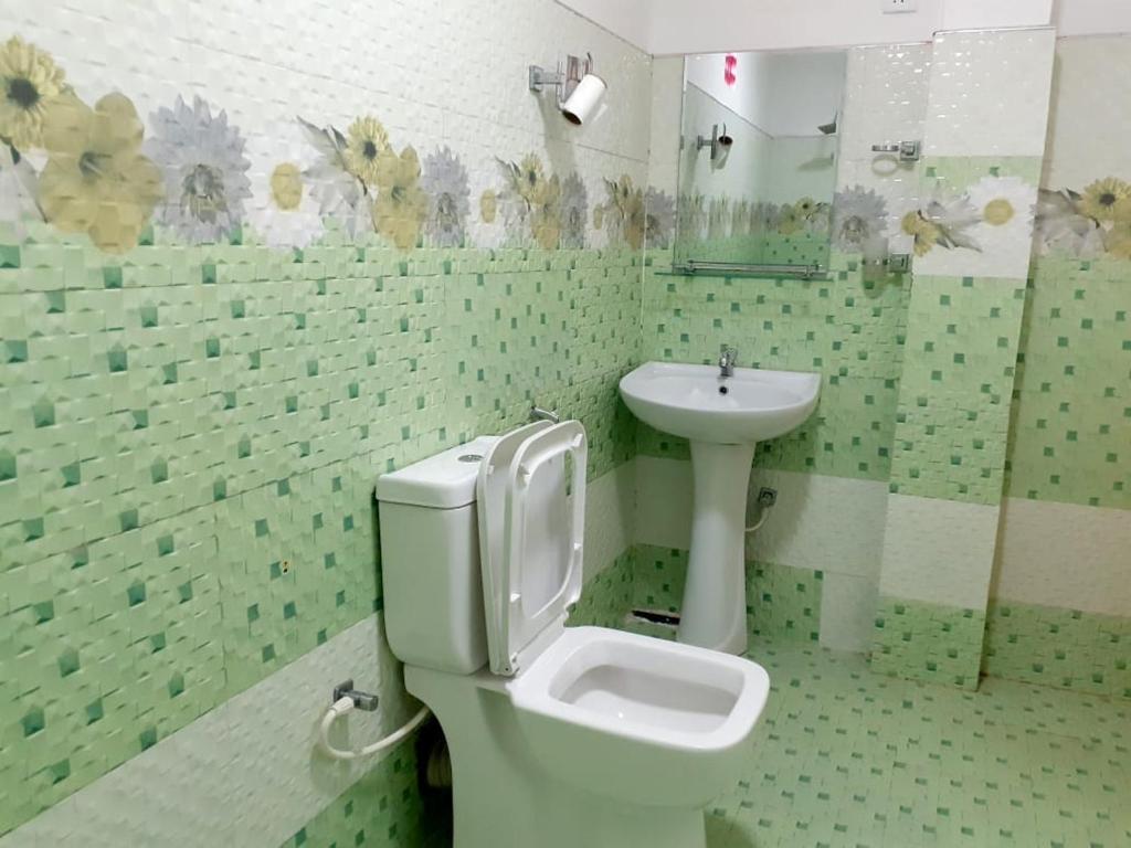 Koupelna v ubytování Subash Hotel