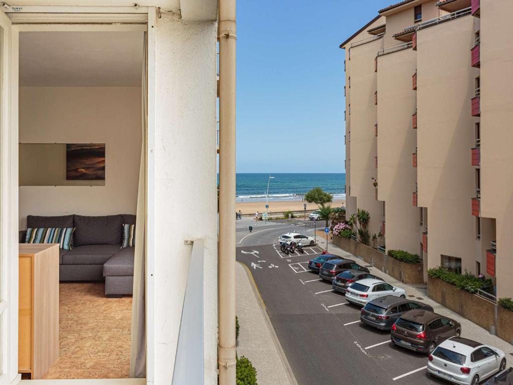 Photo de la galerie de l'établissement Appartement Rustique en Bord de Mer à Hendaye - 2 Chambres, Balcon, Quartier Plage - FR-1-2-293, à Hendaye