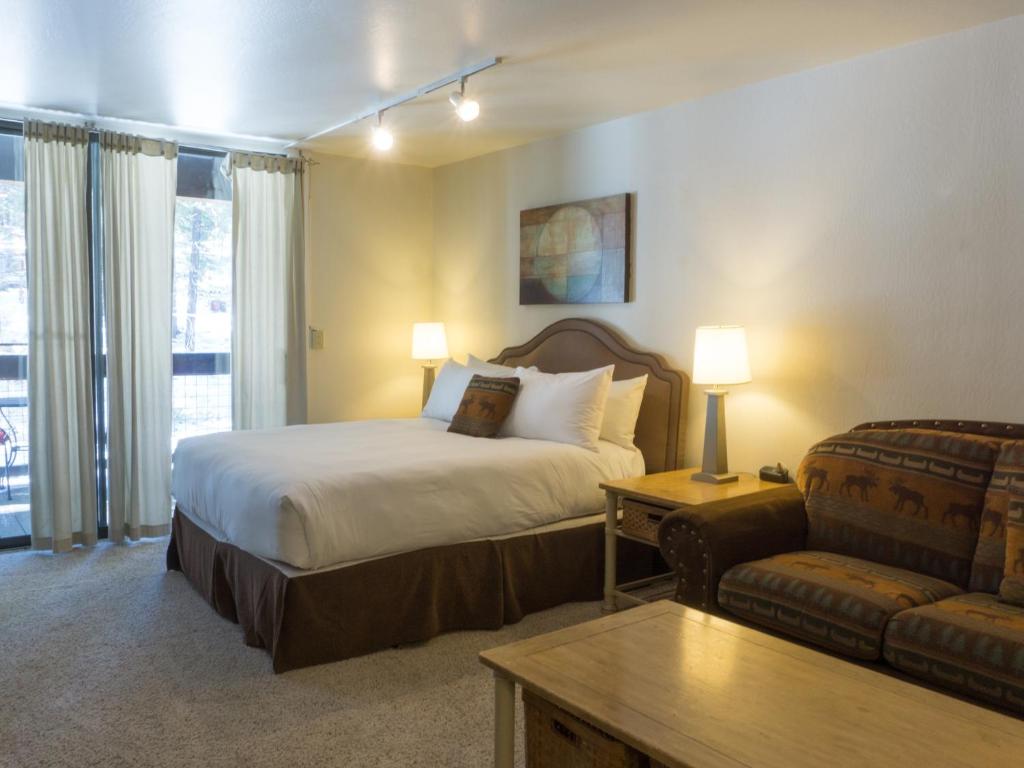 トラッキーにある3174 Aspen Groveのベッドとソファ付きのホテルルーム