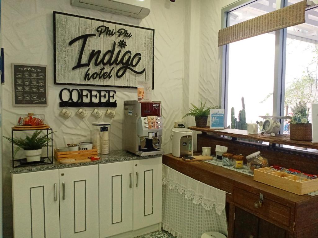 un café avec un comptoir et une cafetière dans l'établissement Phi Phi Indigo Hotel, sur les Îles Phi Phi