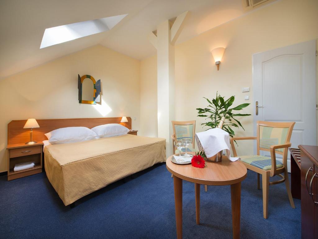 Postel nebo postele na pokoji v ubytování EA Hotel Tosca