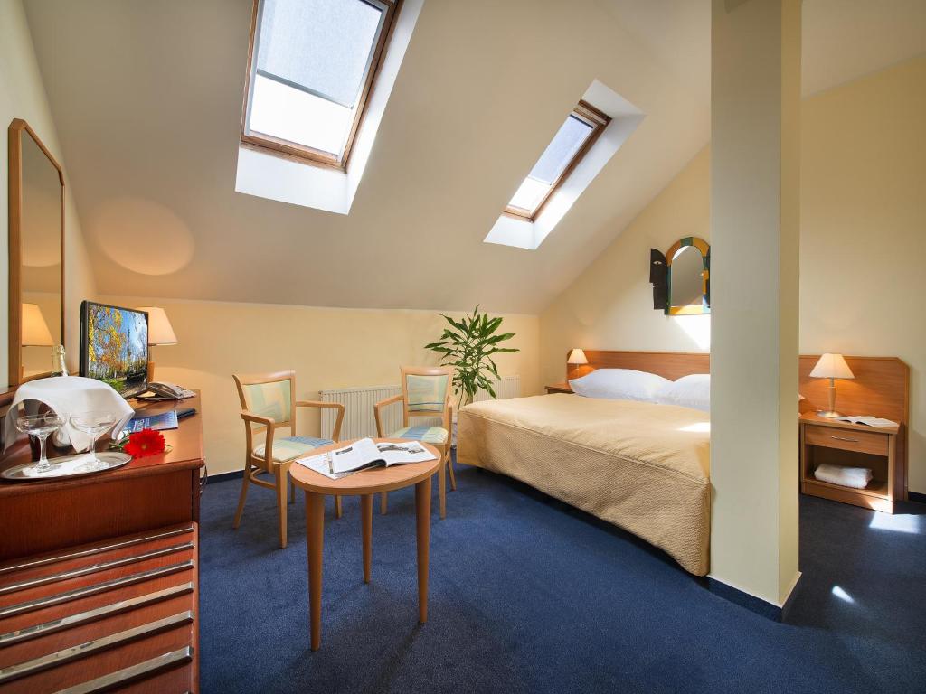 Postel nebo postele na pokoji v ubytování EA Hotel Tosca