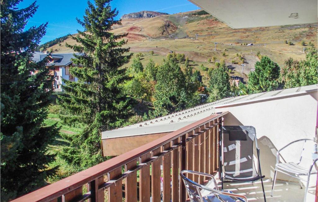 d'un balcon avec des chaises et une vue sur la montagne. dans l'établissement Nice Apartment In Venosc With House A Mountain View, à Vénosc