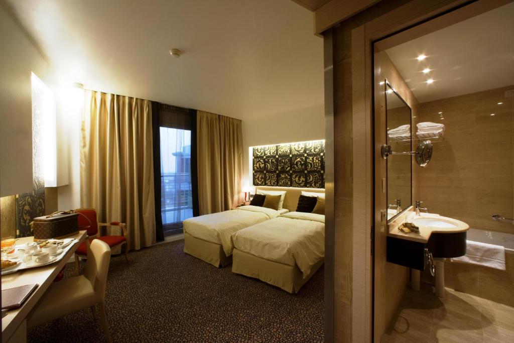 Postel nebo postele na pokoji v ubytování Antony Palace Hotel - Venice Airport