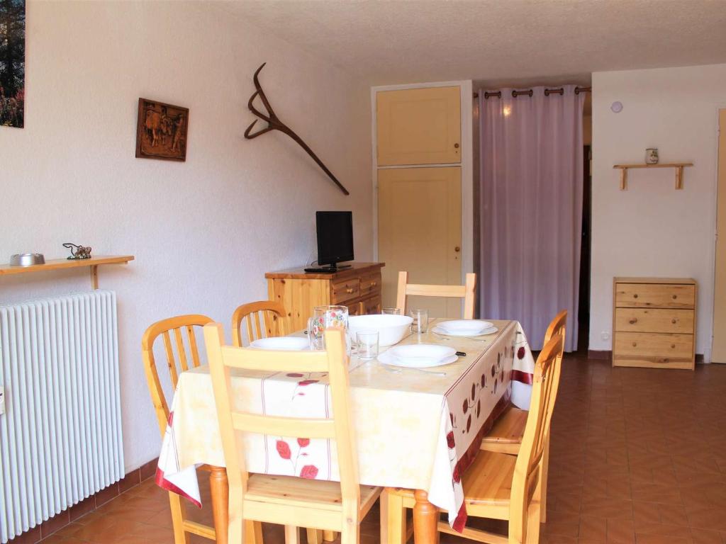 une salle à manger avec une table avec des chaises et un buffet dans l'établissement Studio avec coin montagne, balcon sud, 4 couchages, proche pistes et commerces à Vars Les Claux - FR-1-330B-209, à Vars