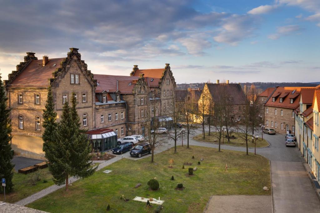 ein großes Gebäude mit einem Park davor in der Unterkunft Hotel Schloss Nebra in Nebra