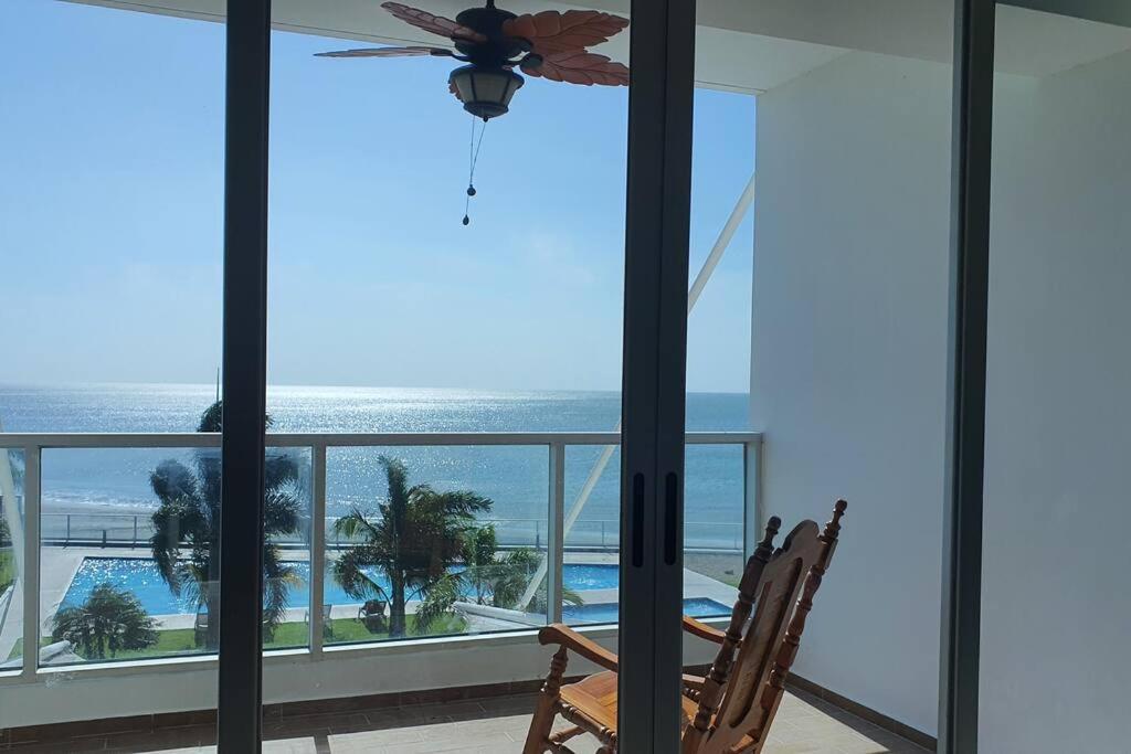 z pokoju z 2 krzesłami i widokiem na ocean w obiekcie Apto de Playa con una Hermosa vista frente al mar w mieście Nueva Gorgona