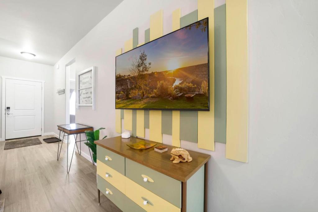 una sala de estar con una pintura en la pared en Travelers Hideout #2 en Twin Falls