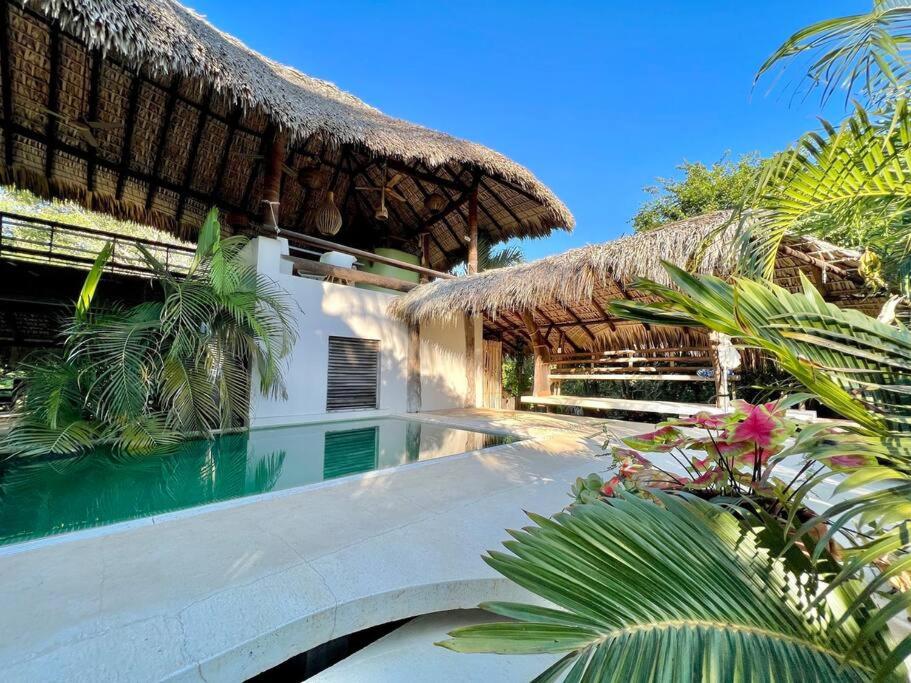 ein Resort mit einem Pool neben einem Gebäude in der Unterkunft Casa KUUL, elegant fusion of house and garden. in Puerto Escondido