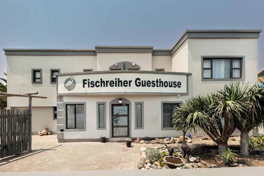 un edificio con un letrero que lee la casa de huéspedes de agua dulce en Guesthouse Fischreiher B&B en Swakopmund