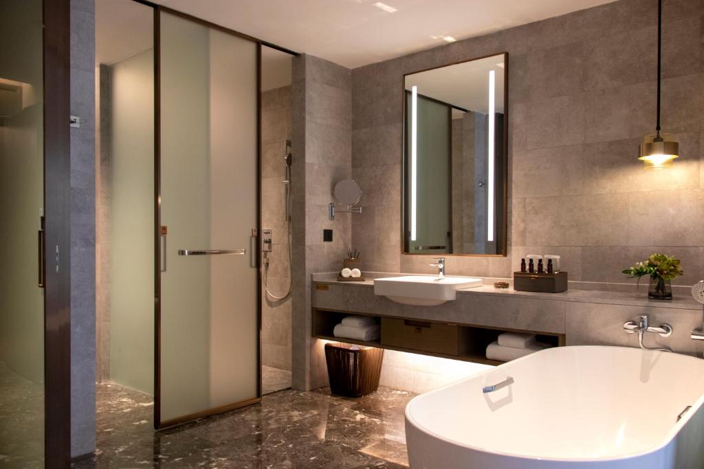 Koupelna v ubytování Guangzhou Pazhou LN DongFang Hotel-Free shuttle between hotel and Exhibition Center during Canton Fair & Exhibitor Registration Counter