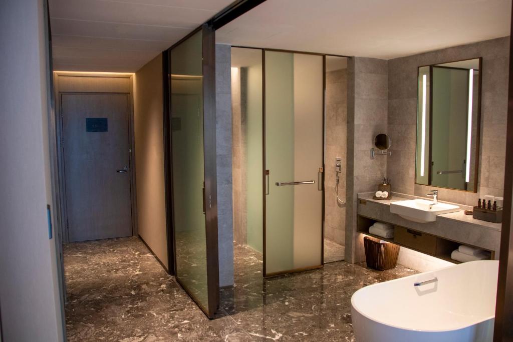 Koupelna v ubytování Guangzhou Pazhou LN DongFang Hotel-Free shuttle between hotel and Exhibition Center during Canton Fair & Exhibitor Registration Counter