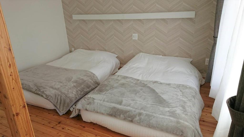 2 Betten nebeneinander in einem Zimmer in der Unterkunft Sarabetsu-mura chiiki Kouryu Center - Vacation STAY 22064v in Sarabetsu