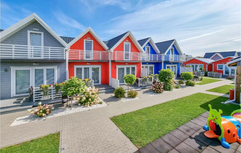 una fila de casas coloridas en un patio en Lovely Home In Sarbinowo With Wifi, en Sarbinowo