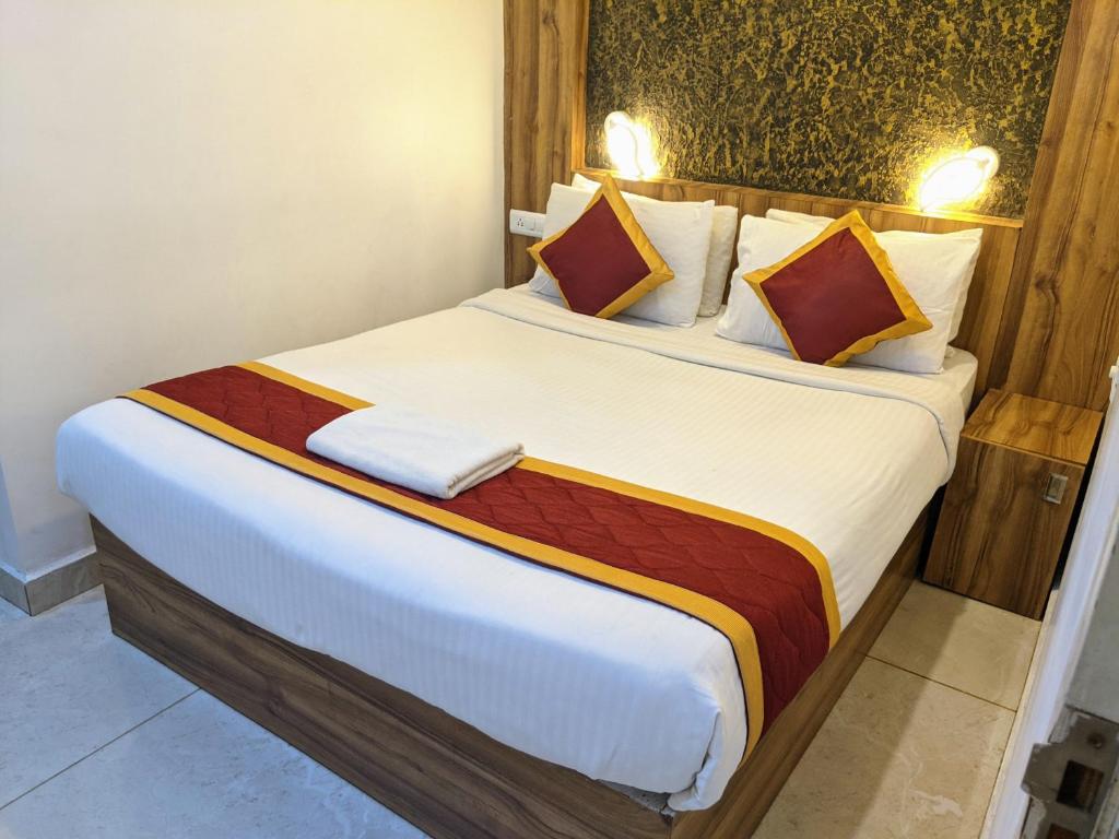Postel nebo postele na pokoji v ubytování Hotel Feathers