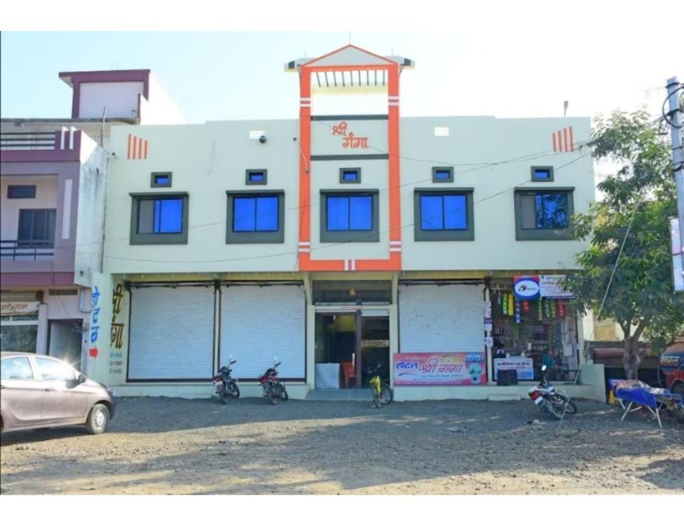 un edificio con dos motocicletas estacionadas frente a él en Hotel Shri Ganga, Nalkheda, 