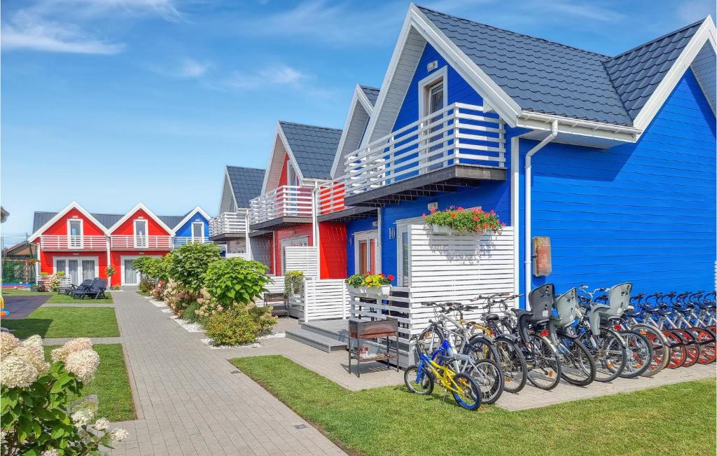 un grupo de bicicletas estacionadas frente a una casa azul en 2 Bedroom Beautiful Home In Sarbinowo, en Sarbinowo