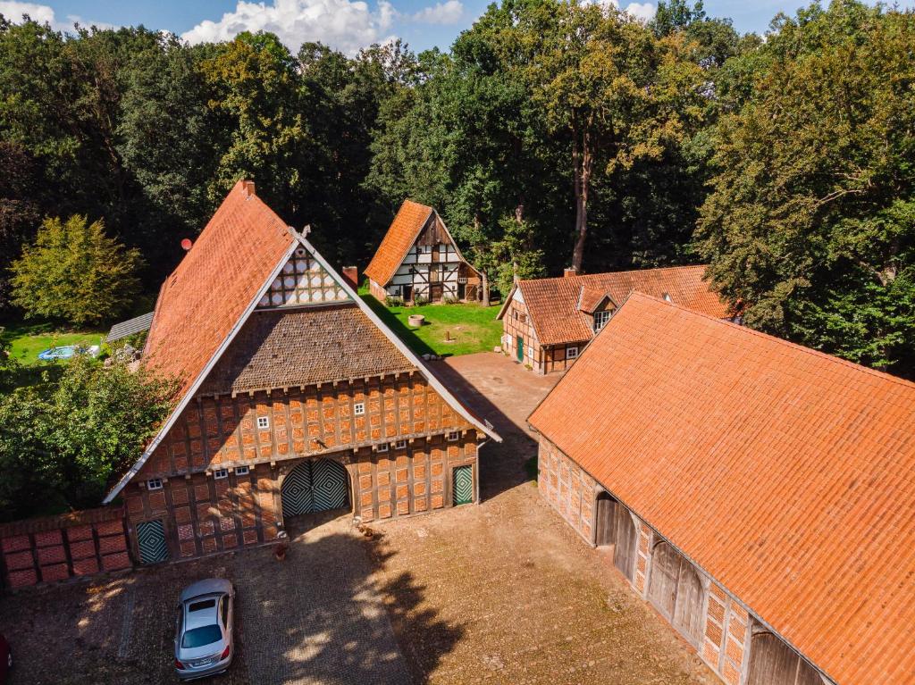 una vista aérea de un grupo de edificios con techos en Cottage - Artland's Home - Landhaus für Familien und Gruppen en Badbergen