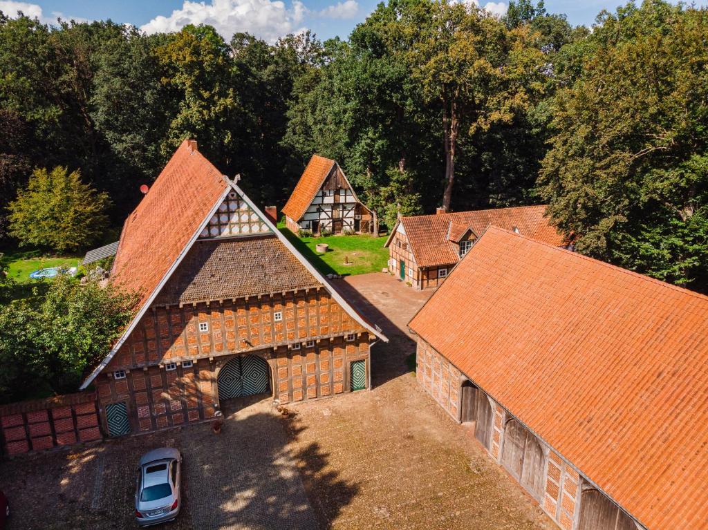BadbergenにあるCottage - Artland's Home - Landhaus für Familien und Gruppenの屋根付きの建物の上空の景色