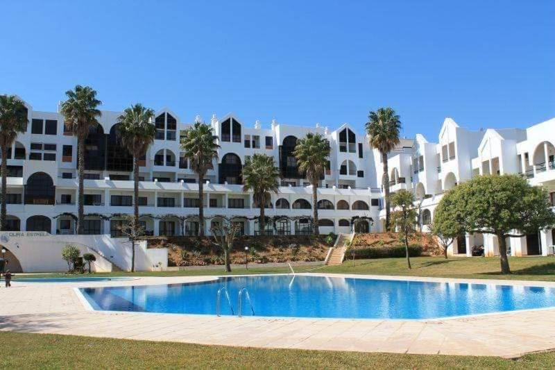 um grande edifício de apartamentos com uma grande piscina em Bella Estrela em Albufeira