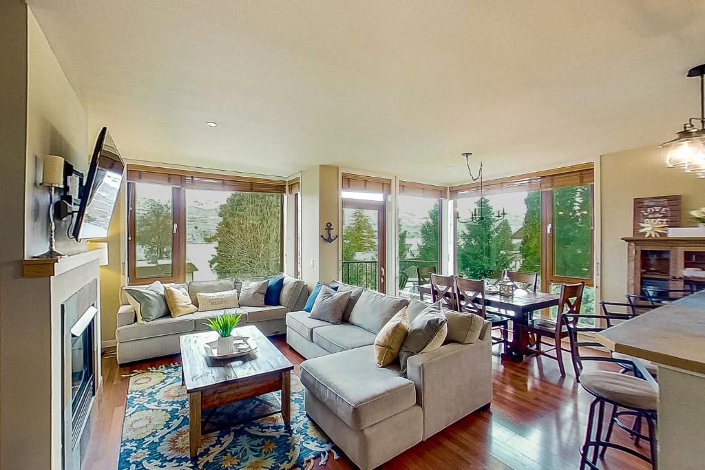 Posezení v ubytování Chelan Resort Suites Coco Chelan 212