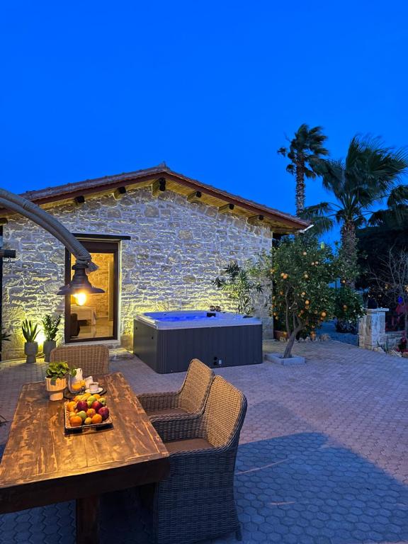 Patio nebo venkovní prostory v ubytování Villa Aspasia with private Jacuzzi - Oasis Resort