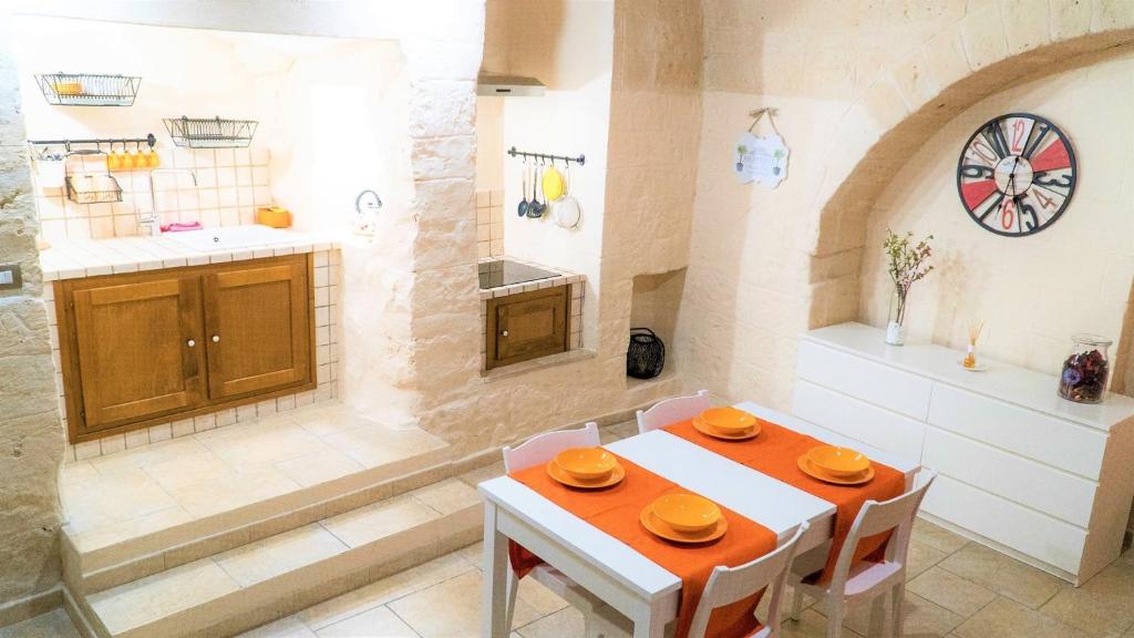 uma cozinha com mesa e cadeiras num quarto em More Apartments The Castle em Bari