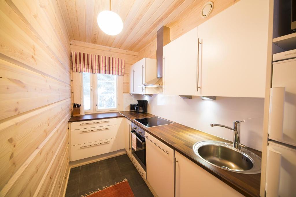 Кухня или мини-кухня в Ounasvaaran Lakituvat Chalets
